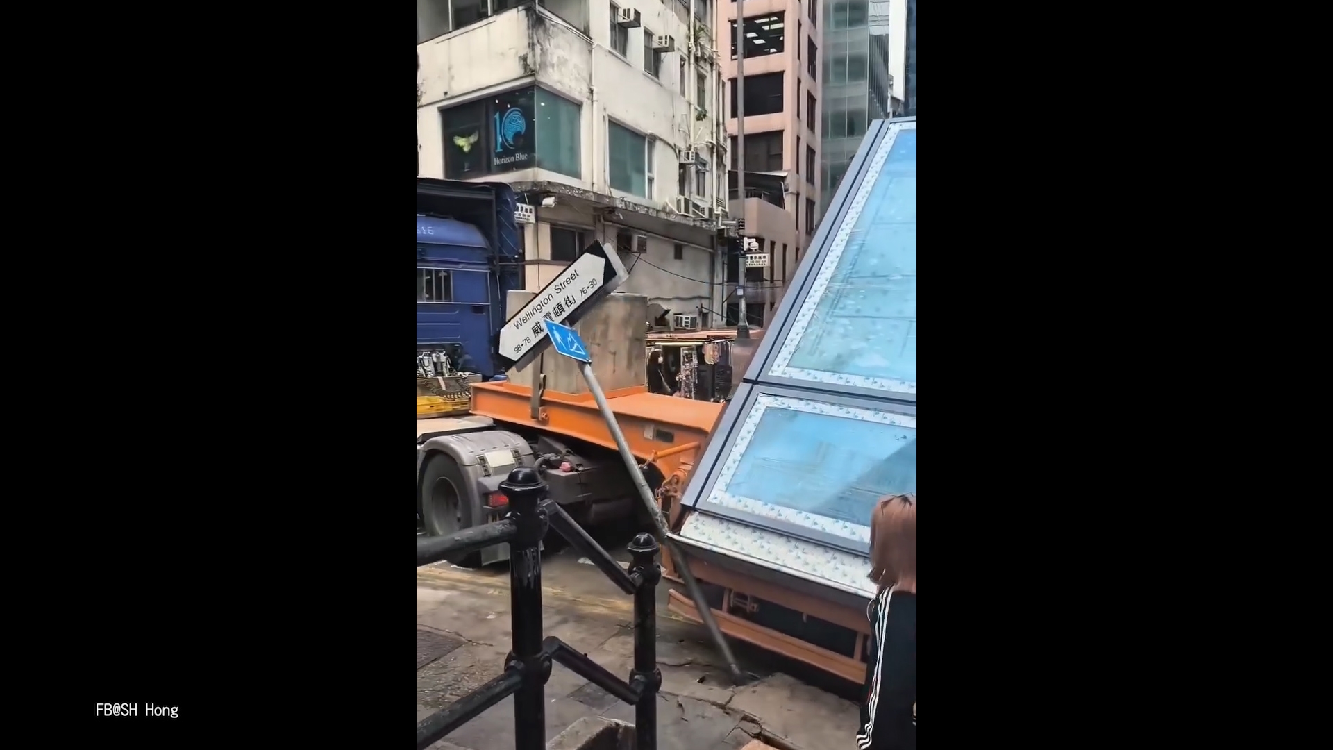 中環大車入窄路撞歪路牌惹街坊拍照　網民嘲變「全新打卡景點」