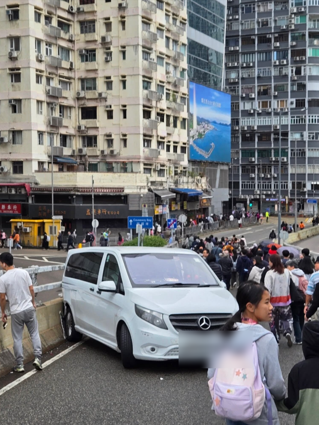 東區走廊貨Van失控自炒塞爆全線　巴士乘客集體「落橋逃亡」畫面曝光