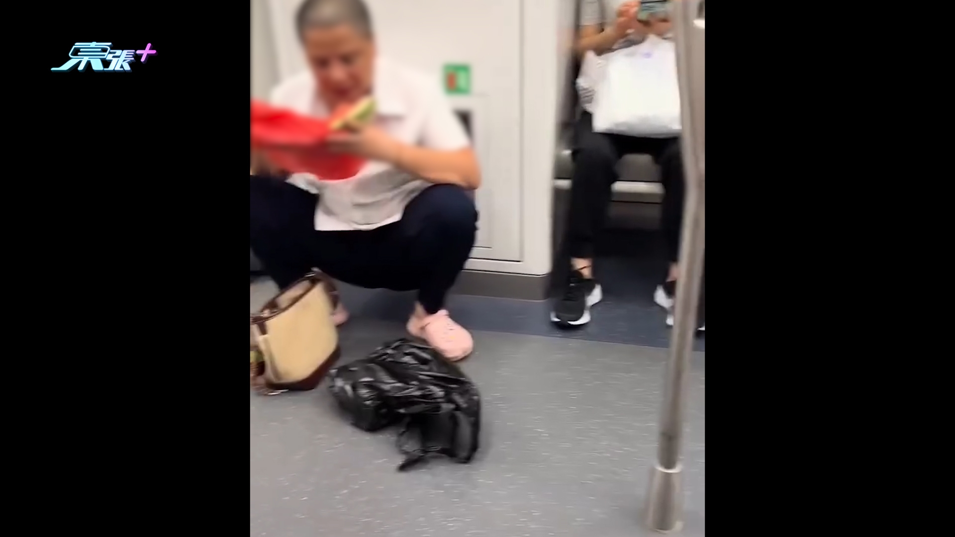 十一黃金周｜港鐵東鐵線內地客踎地食西瓜　被挪揄：不會令你失望的「貴賓」