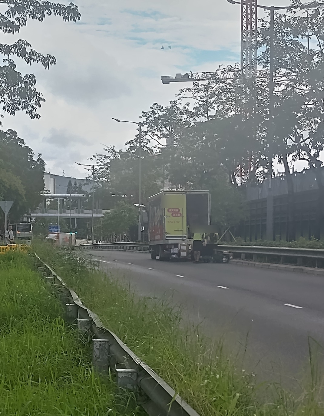 東張西望報料｜元朗朗屏貨車霸快線落貨　灣位後突現「死車」　街坊怒斥危險 （觀眾鍾先生報料）