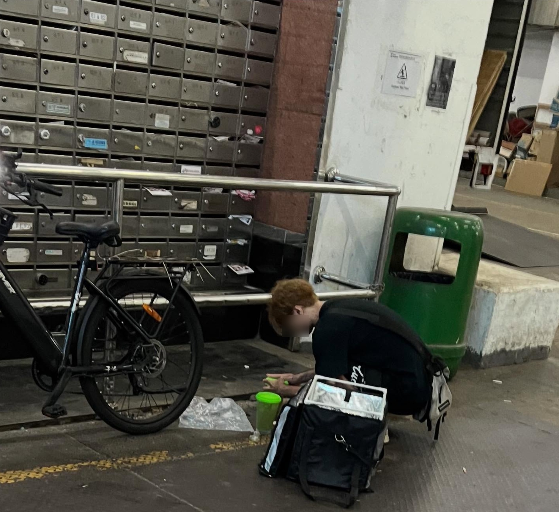 有市民於社交平台發文，指目睹一名外賣員在送餐途中不慎打翻飲品，竟將倒瀉於外賣袋內的液體重新倒回杯中，然後繼續送餐。