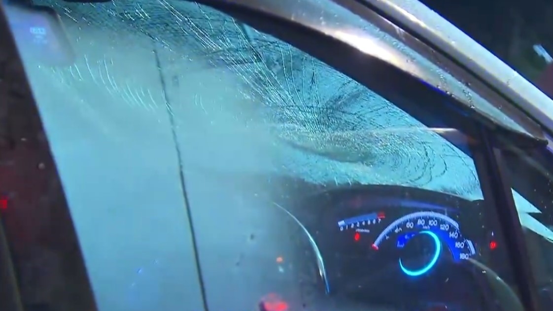 涉事私家車車頭擋風玻璃中央，被撞至出現一個大型「蜘蛛網」狀裂痕。（網上圖片）