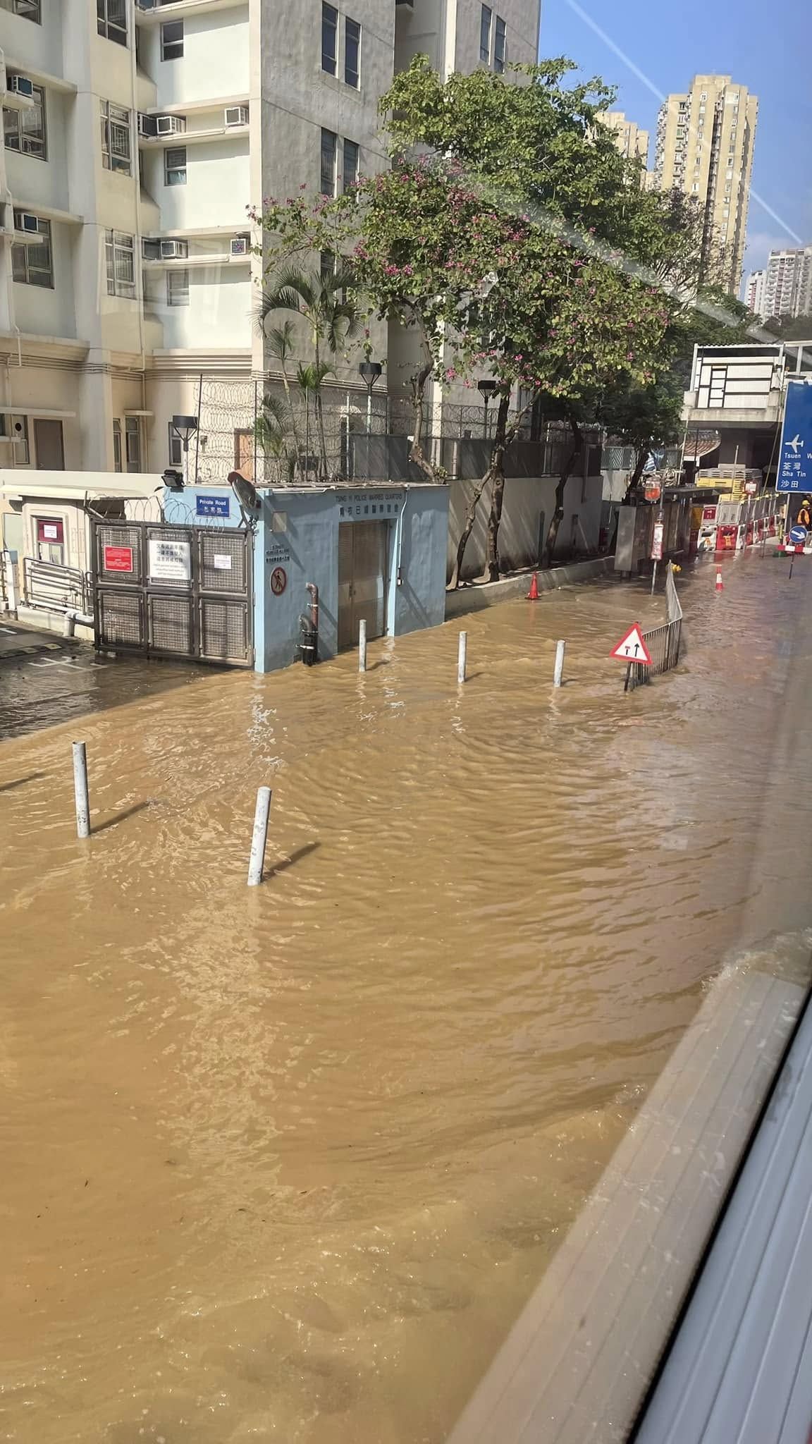 青衣警署正門前爆水管