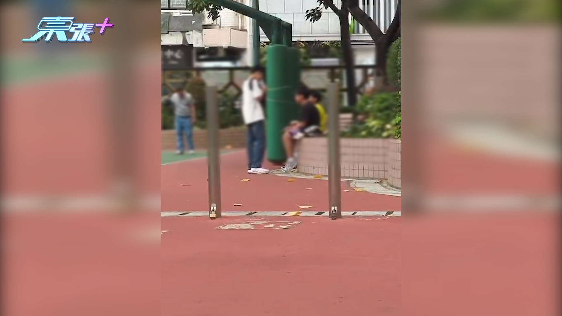 東張西望報料｜旺角球場驚現未成年少年公然吸煙　街坊不滿：教壞其他細路