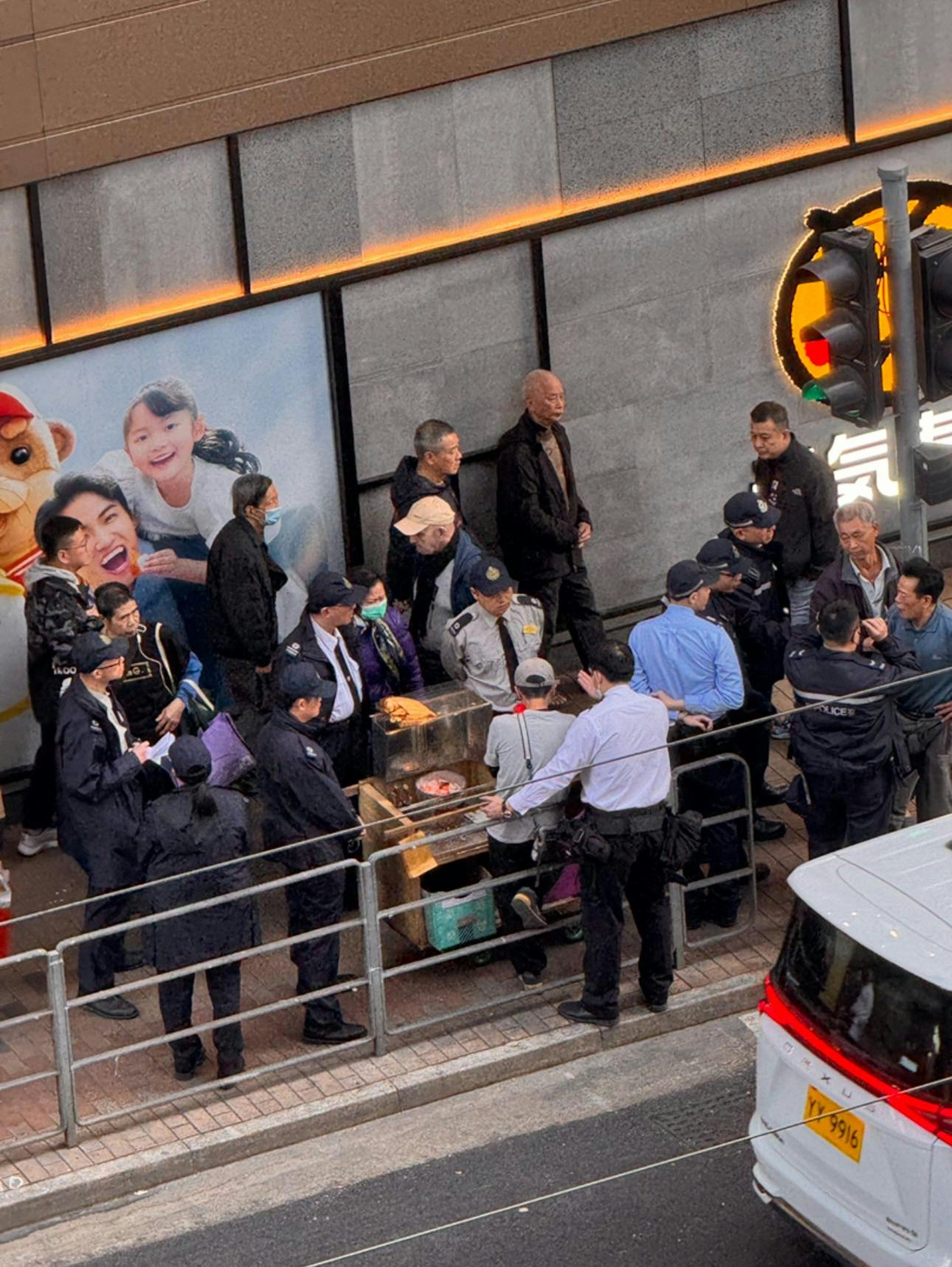 新年「走鬼檔」無牌小販絕跡？食環署多區駐守有人5日被控3次！ - 東張+