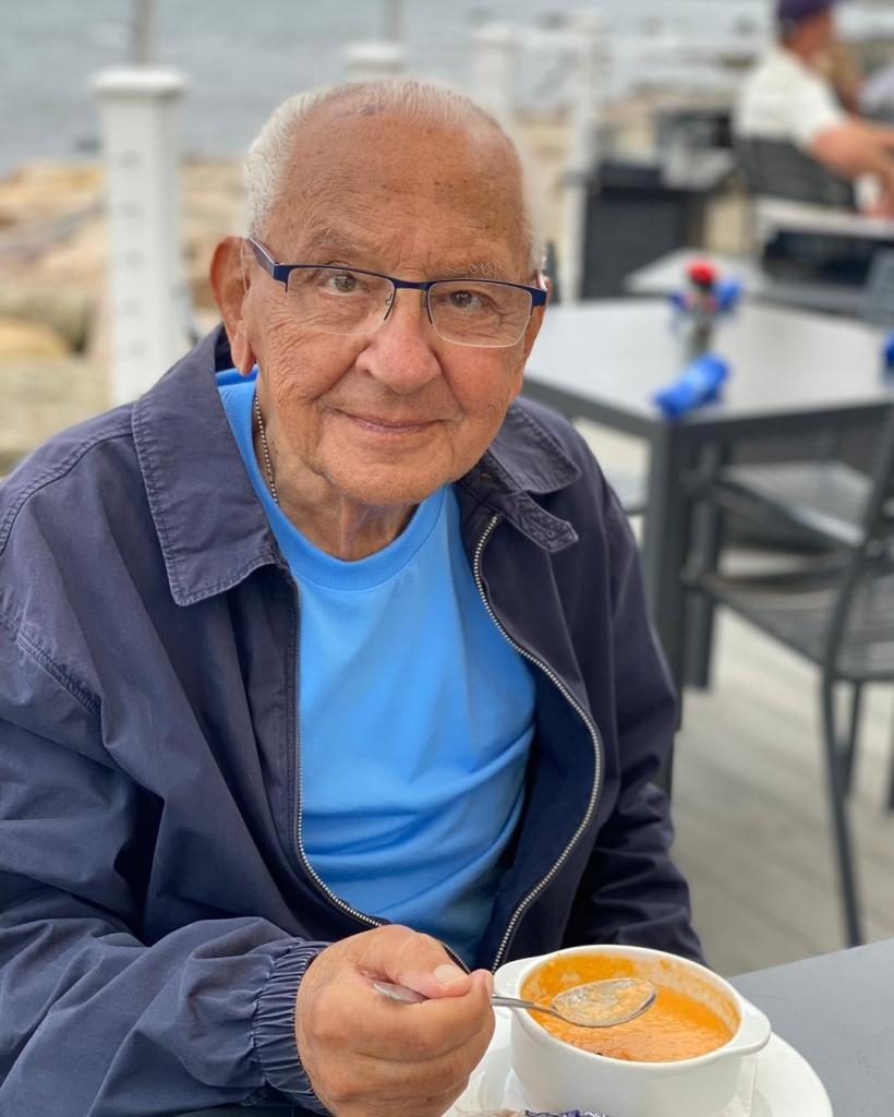 弗蘭克·卡普里奧正在吃湯。