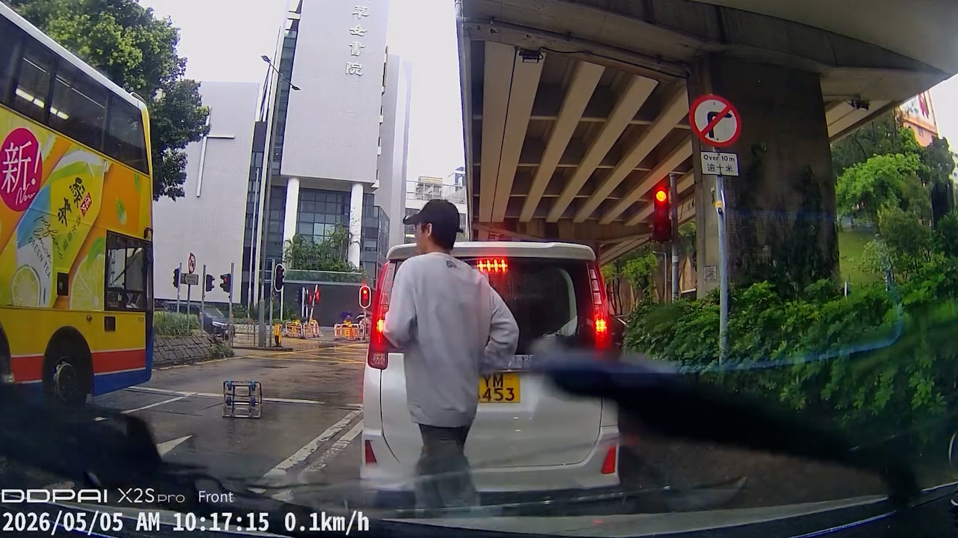 車Cam直擊｜加士居道馬路現手推車「馬路炸彈」　司機好人好事落車搬走獲讚