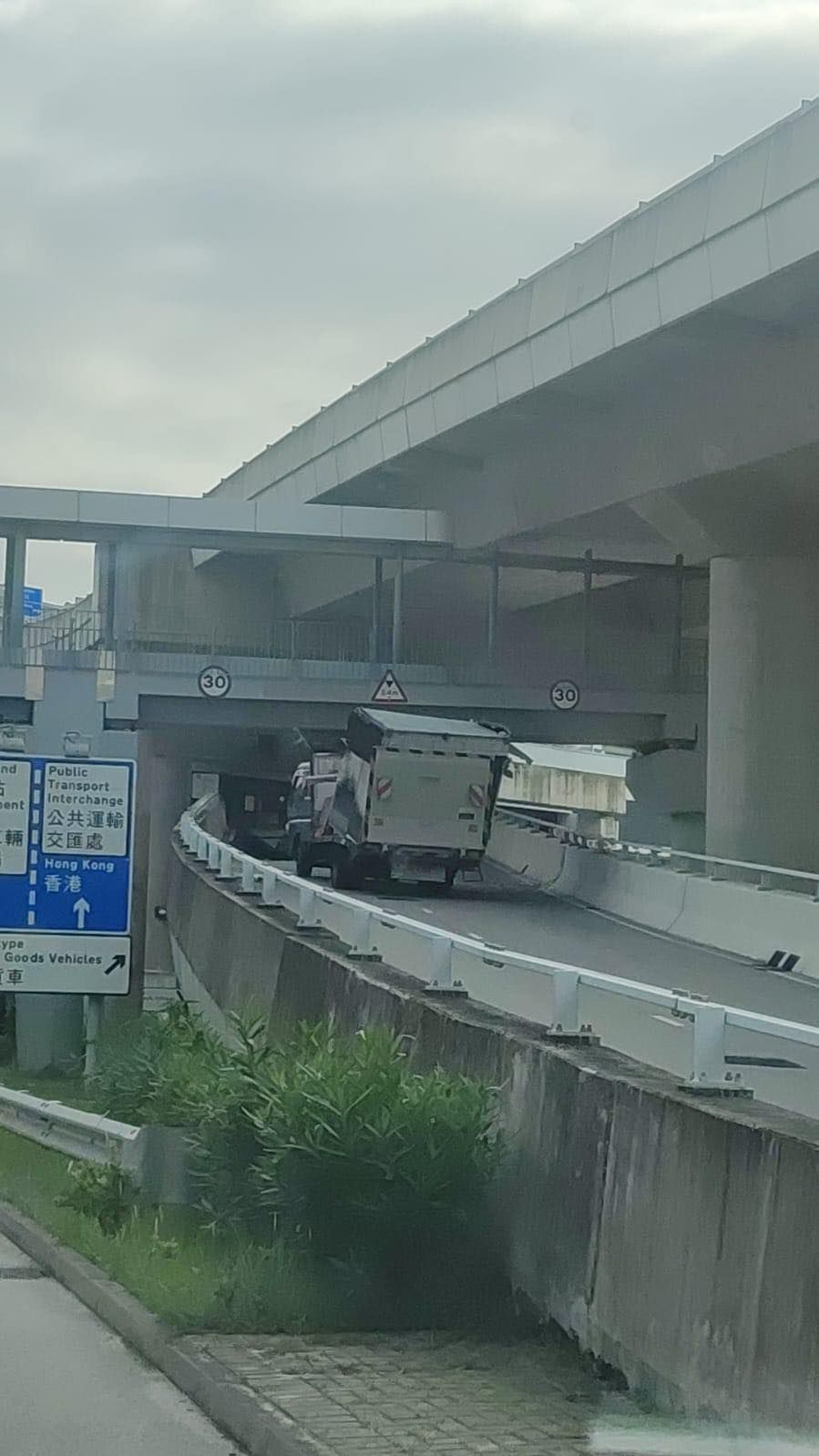492068894_1023香園圍口岸貨車上斜撞橋底，出意外後貨斗移位險脫落。(FB@bosco chu))