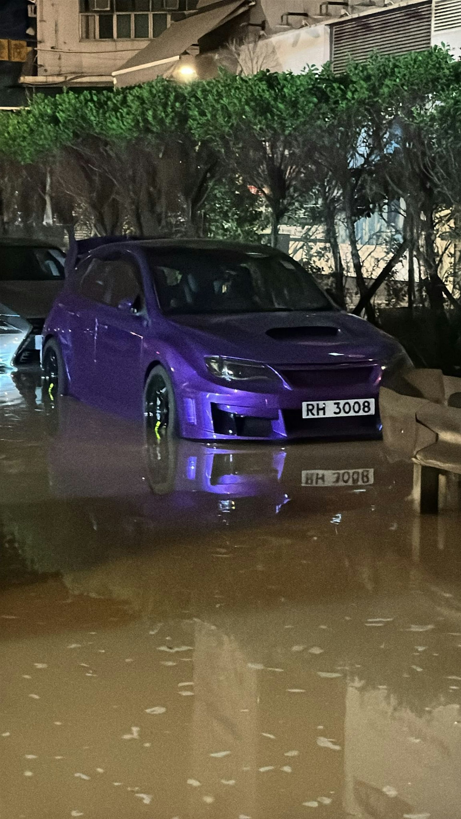 在凌晨時份，橋底停車場水深一度及停泊車輛的半個車輪，鄰近一帶行人路亦被水淹浸。（Facebook 圖片／真.屯門友）