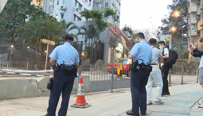 西環女途人疑遭氣槍射傷額頭流血送院，現場遺下金屬珠，警方正調查事件。