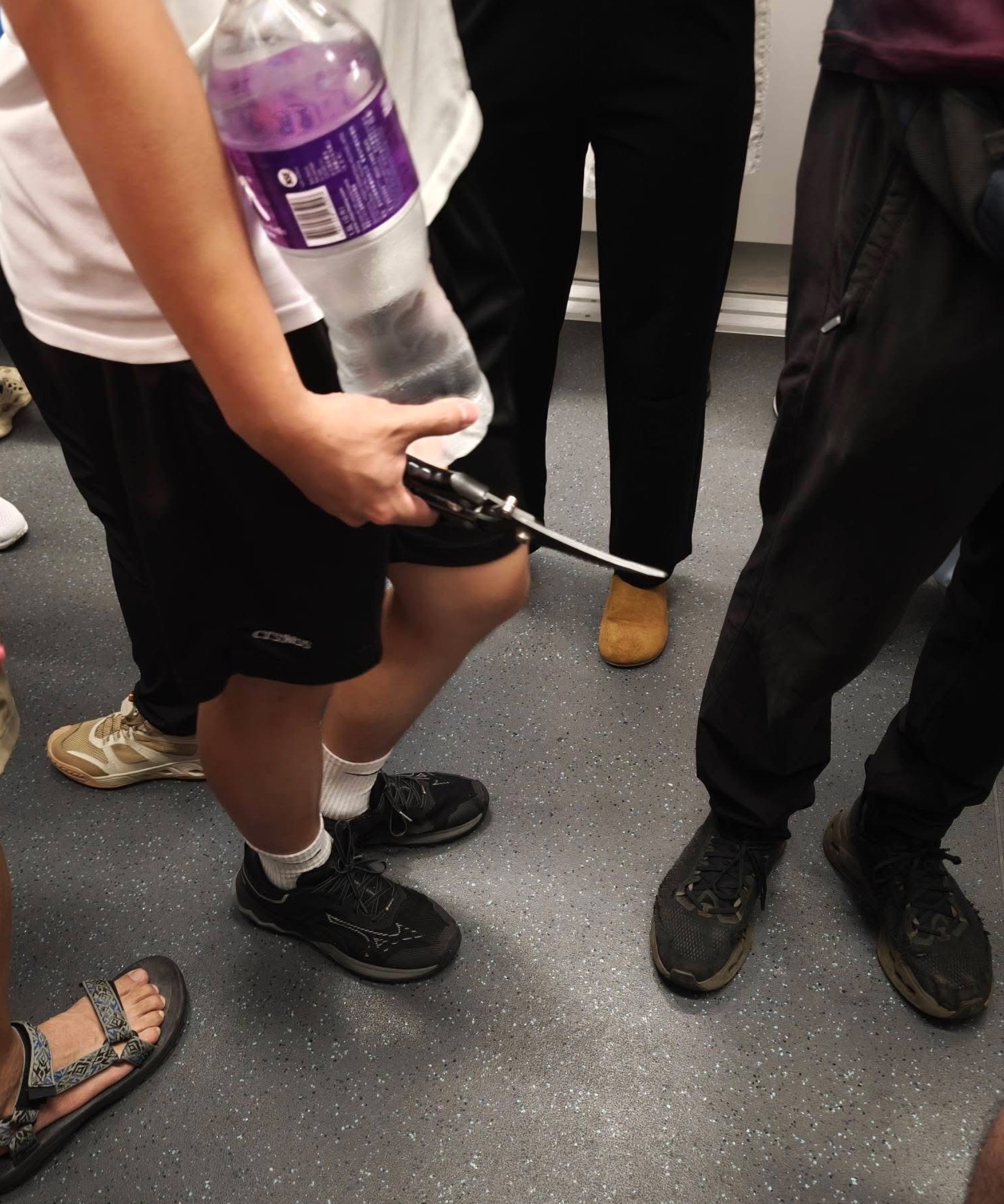東張西望報料｜港鐵車廂驚見乘客手持疑似利器　刀鋒向外站車門旁　網民憂安全：萬一急煞點算