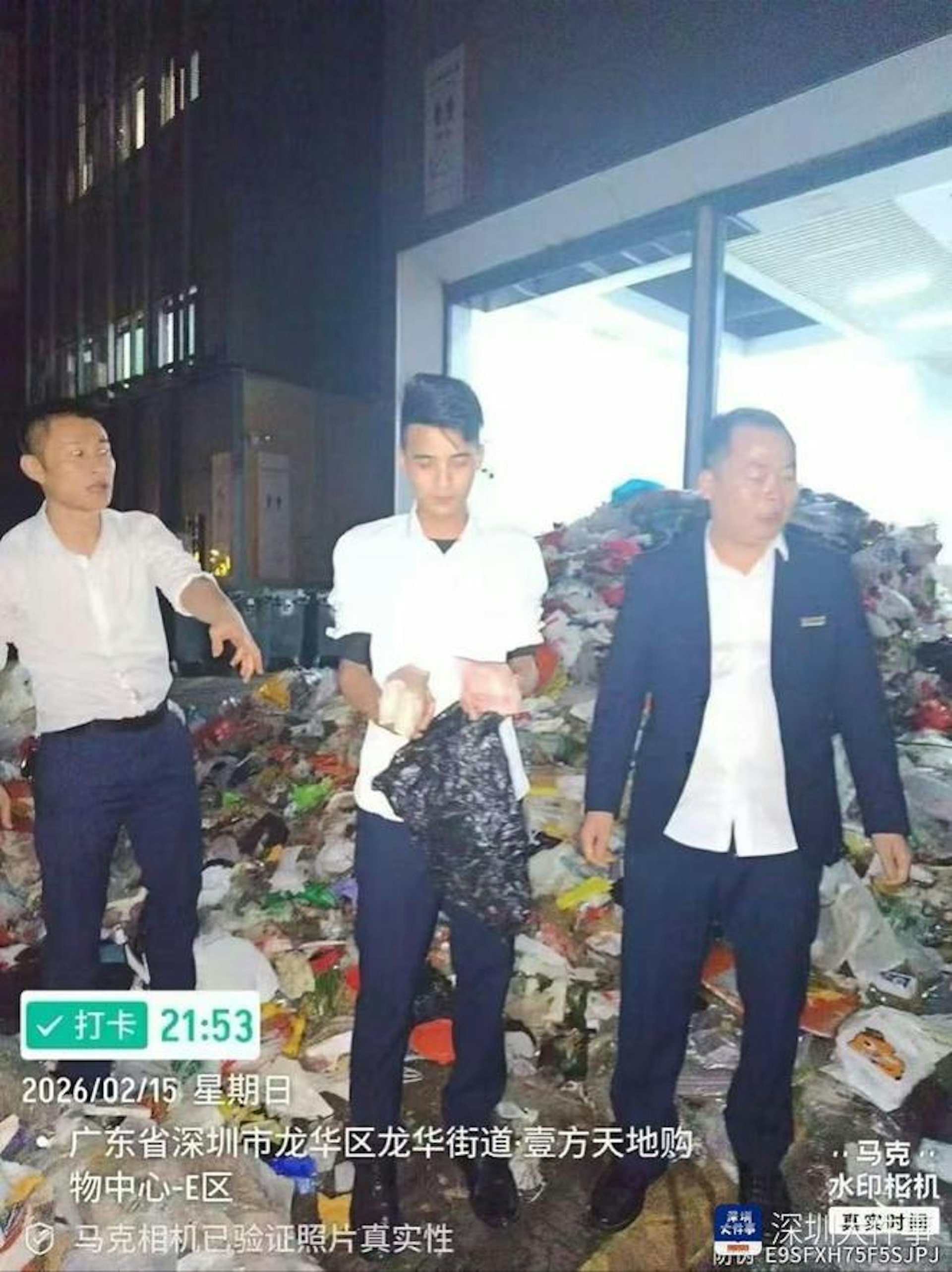 管家、清潔工及保安員一同上陣，在刺鼻氣味之中逐袋翻找，歷經通宵七小時的不懈努力，最終從垃圾山中成功尋回10萬元現金。（網上圖片／深圳大件事）