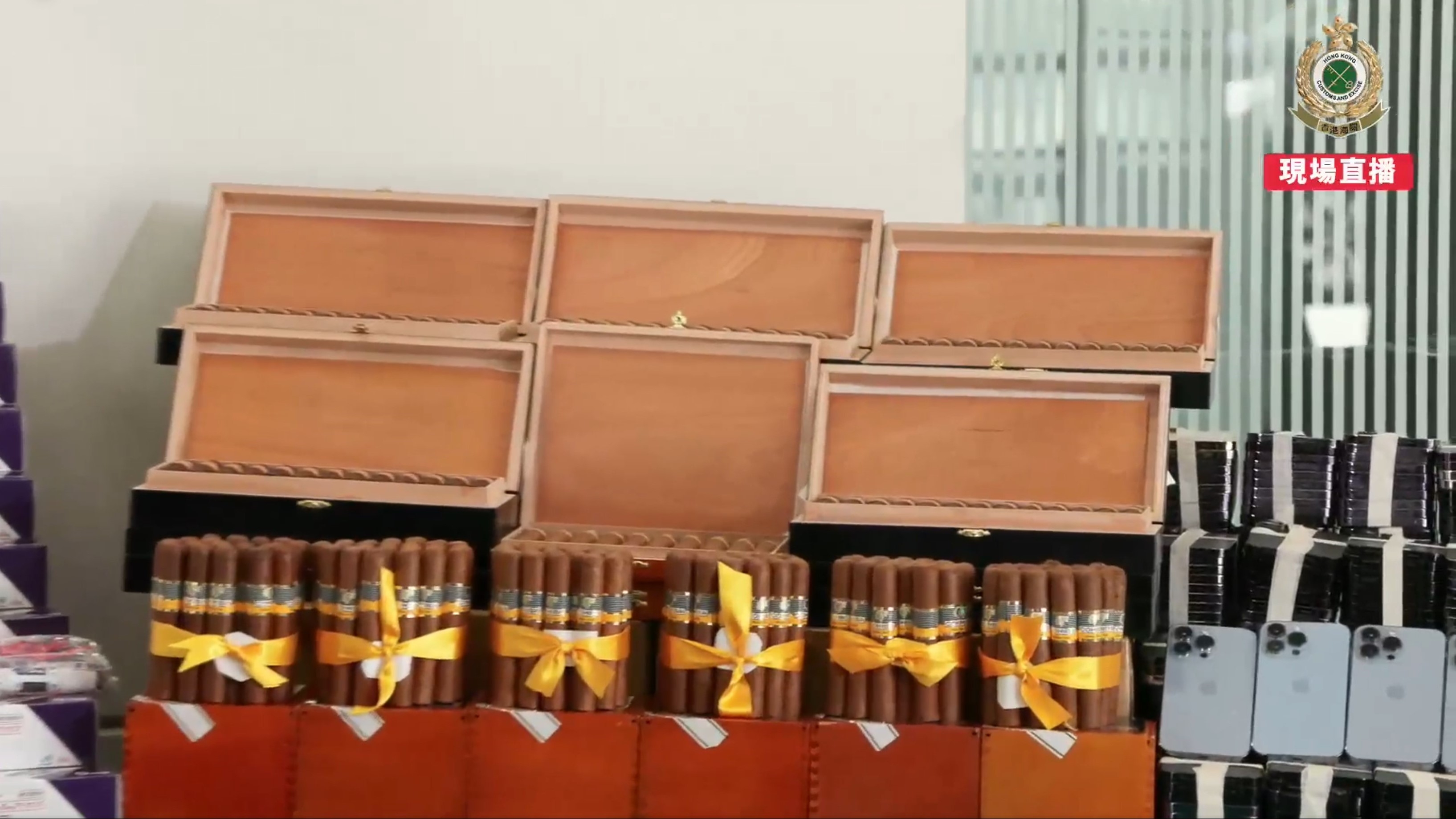 貨櫃內有17板未列艙單的貨品，包括超過780萬件藥劑製品、多於8000支的美容針劑、55公斤雪茄、800多部手機及6000多塊電子配件，價值約7100萬。（海關Facebook直播截圖）