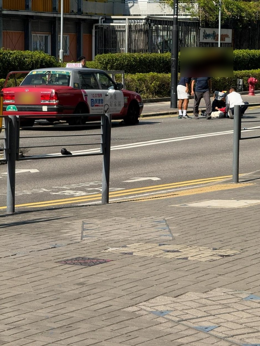 觀塘海濱道4歲男童遭的士撞倒　清醒送院治理