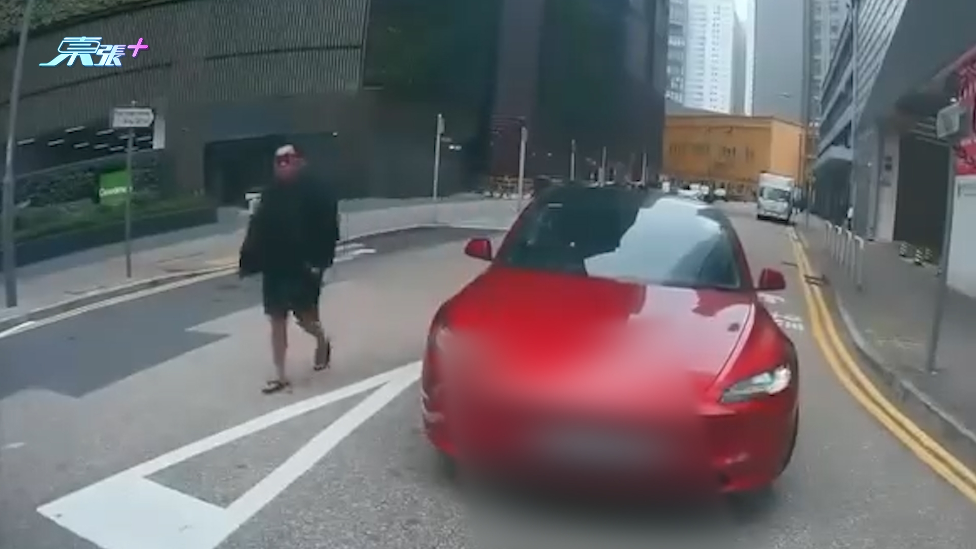 車Cam直擊｜荃灣Tesla撞的士引「世界大戰」　網民爭相食花生：打和啦