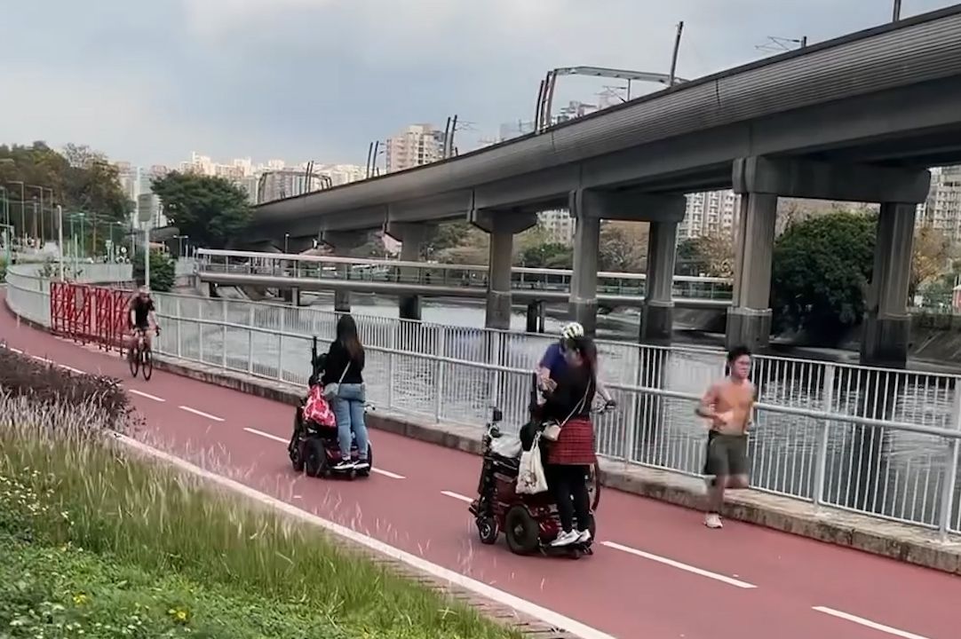 有片｜屯門兩電動輪椅單車徑奔馳，後面仲「載客」勁滋悠！