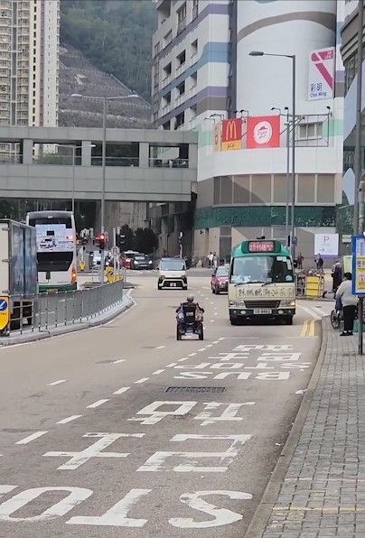 有片｜將軍澳老婦揸電動輪椅馬路逆線奔馳