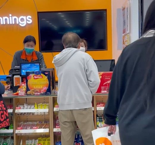 萬寧客人欲換貨惟單據無效爆粗鬧職員。(影片截圖)