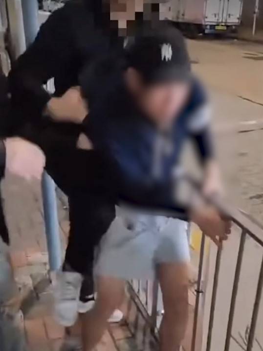 油麻地MMA｜短褲男遭雙人圍攻狠拳箍頸。(FB@Polly Sum)