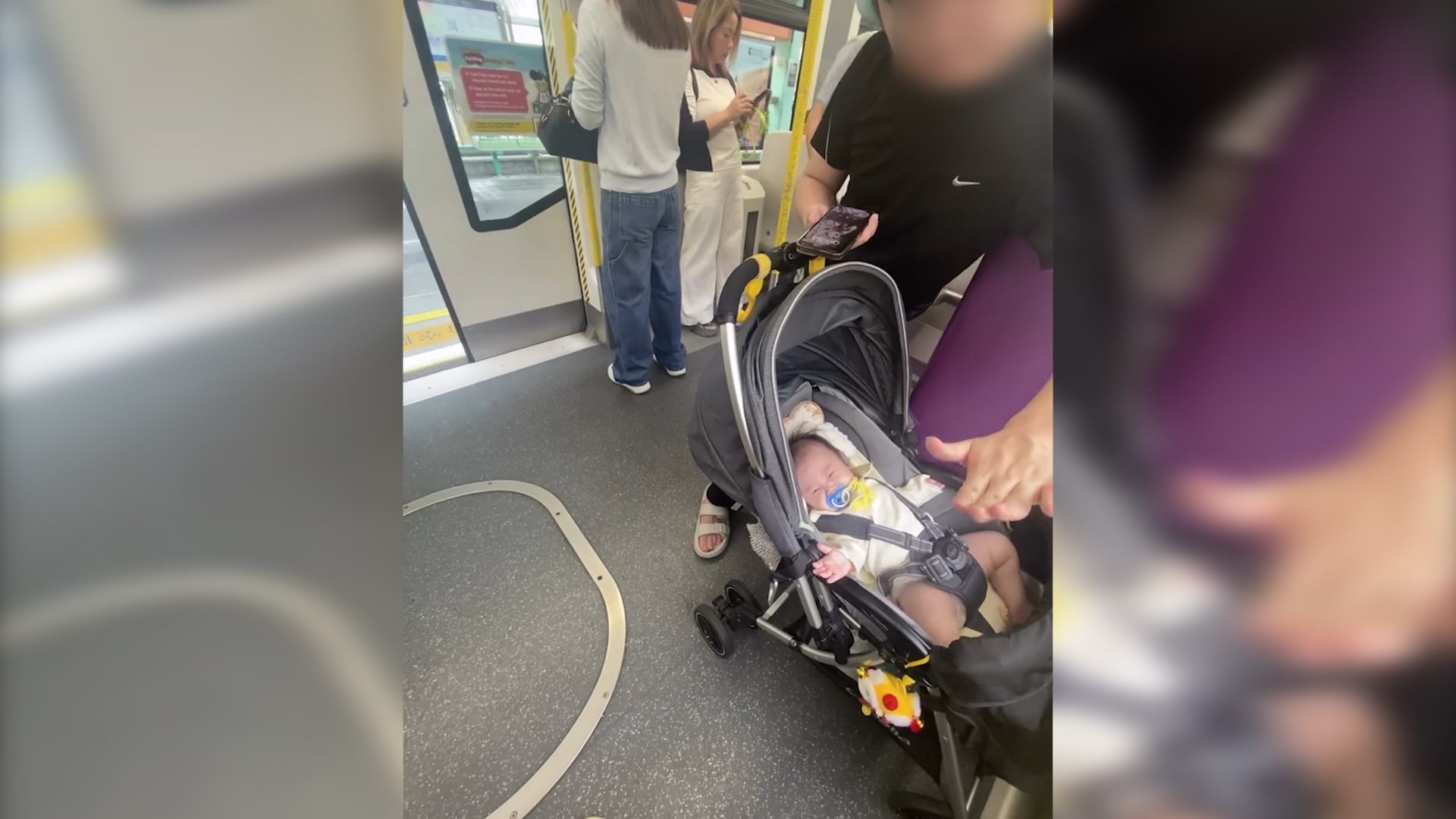 天水圍輕鐵男子當眾「虐嬰」　狂打BB腳廿幾次