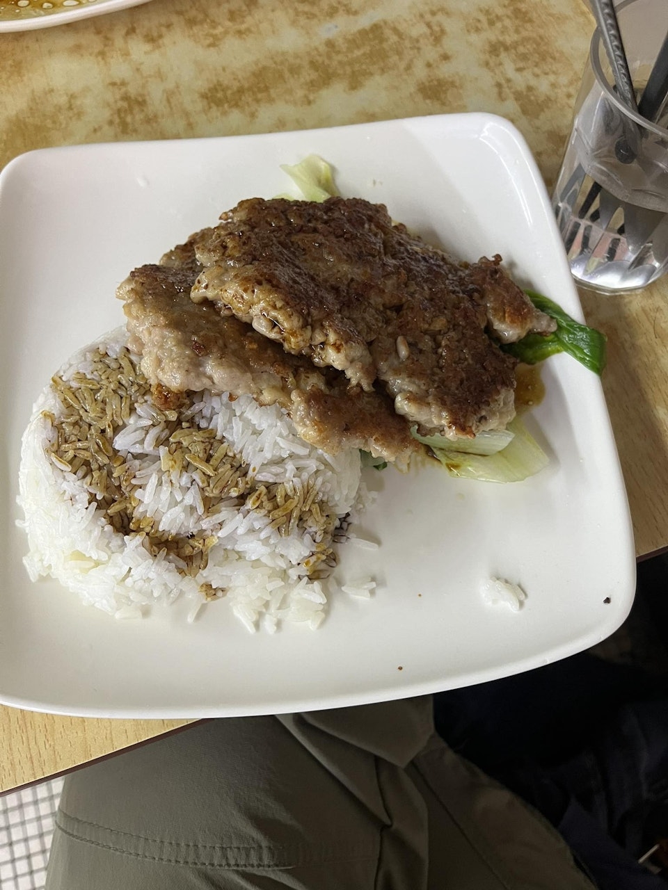多人湧到大寶冰室品嚐肉餅飯。（Facebook圖片）
