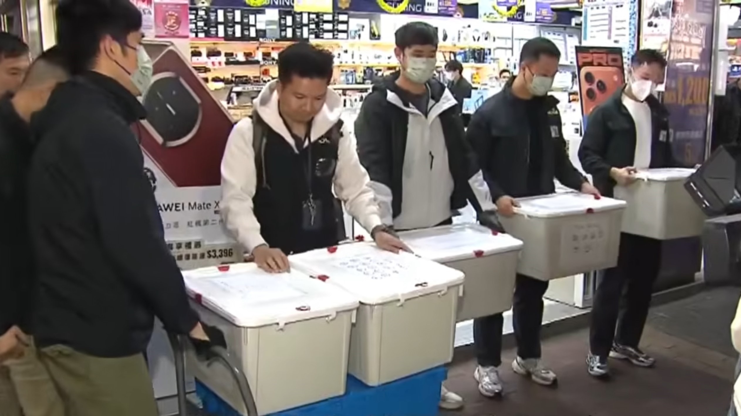 警方早前曾搜查涉事律師行。（網上圖片）