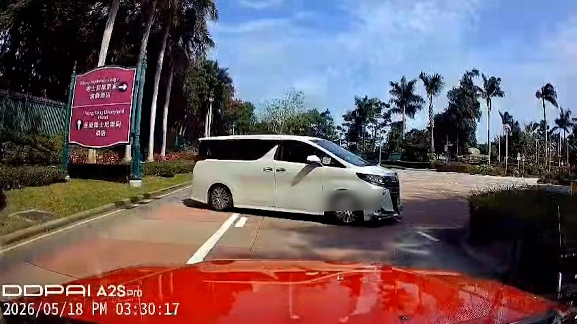 車Cam直擊｜中港車迪士尼外圍逆線行車　的哥網上發帖被勸包容 （車cam L（香港群組））