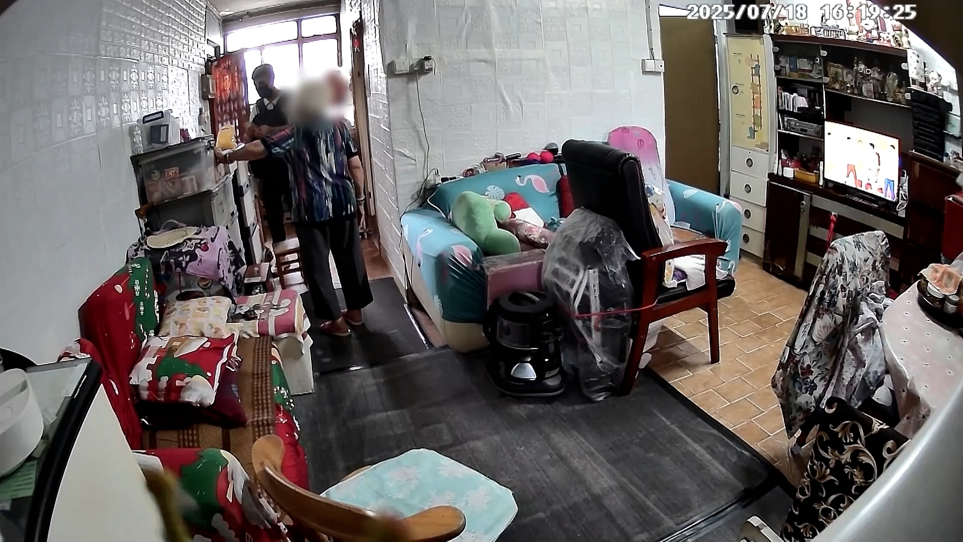 騙徒上門到楊小姐母親住所取款。