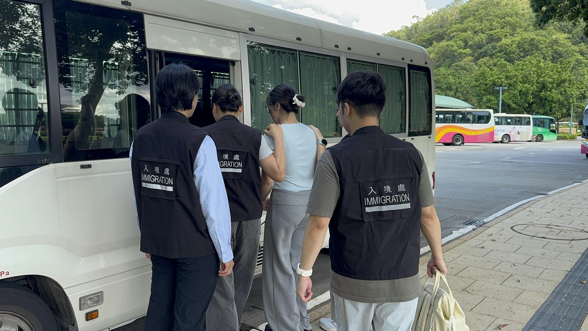 入境處人員在行動中拘捕10人。（入境處圖片）