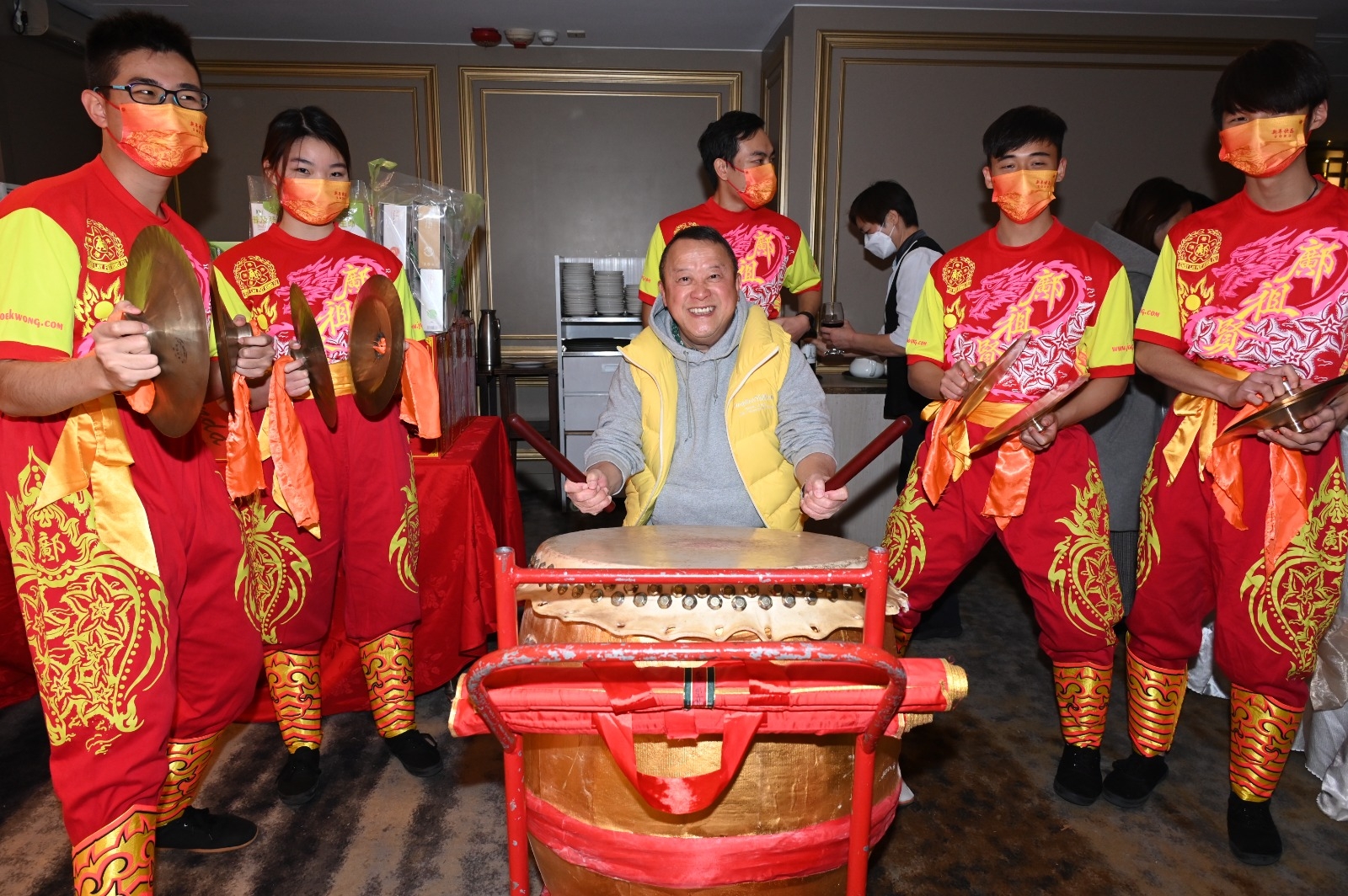 TVB 總經理曾志偉興起充當龍獅隊鑼鼓手