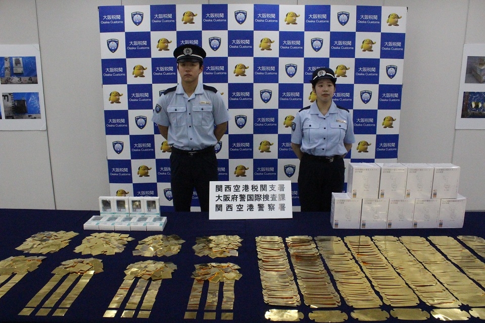 兩名男子涉嫌於去年2月從香港走私約25公斤金條至日本關西機場，遭大阪府警方逮捕，於日前被當局起訴。（日本海關網站圖片）