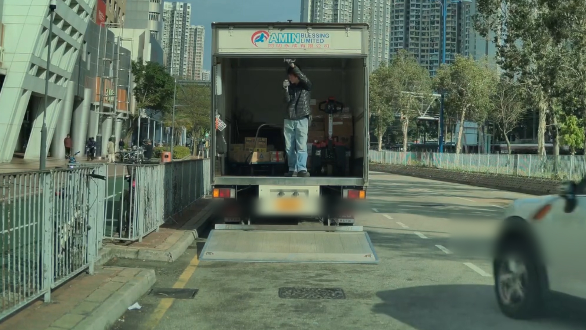 車Cam直擊｜天水圍大懵司機先撞私家車再撞貨車　網民笑稱：馬路核彈