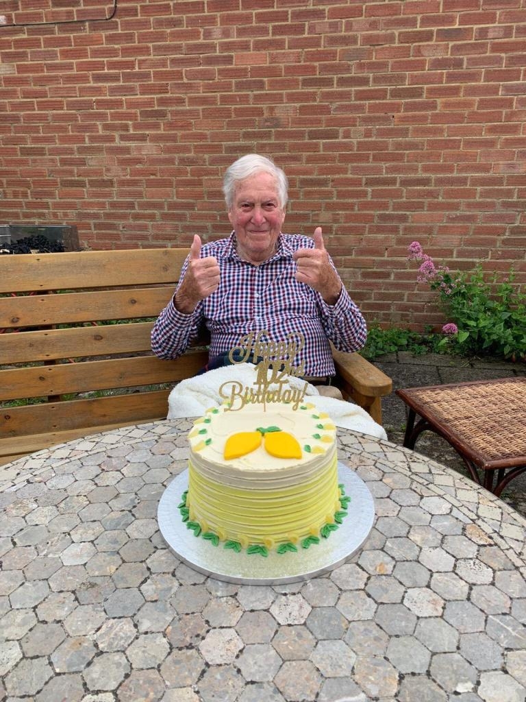 106 歲的二戰老兵在生日蛋糕旁豎起大拇指。