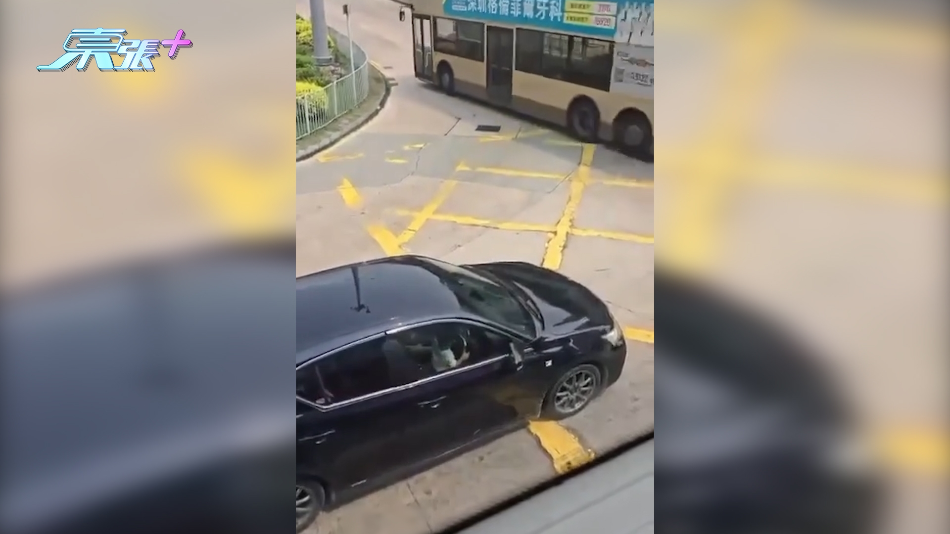 屯門小童坐司機大腿公然「揸車」　22歲男司機涉危駕被捕