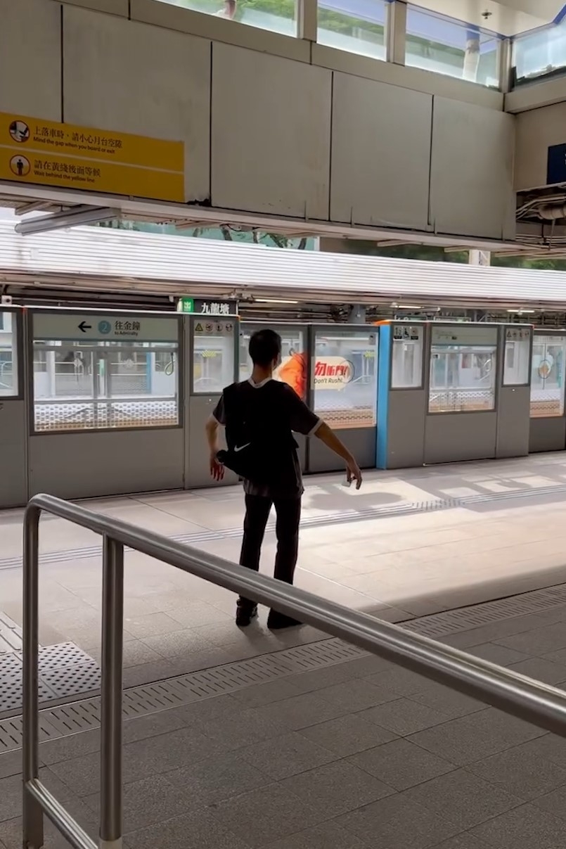 九龍塘港鐵站內驚現「真人NPC」　網民笑稱網絡出事　原來Lag機有原因