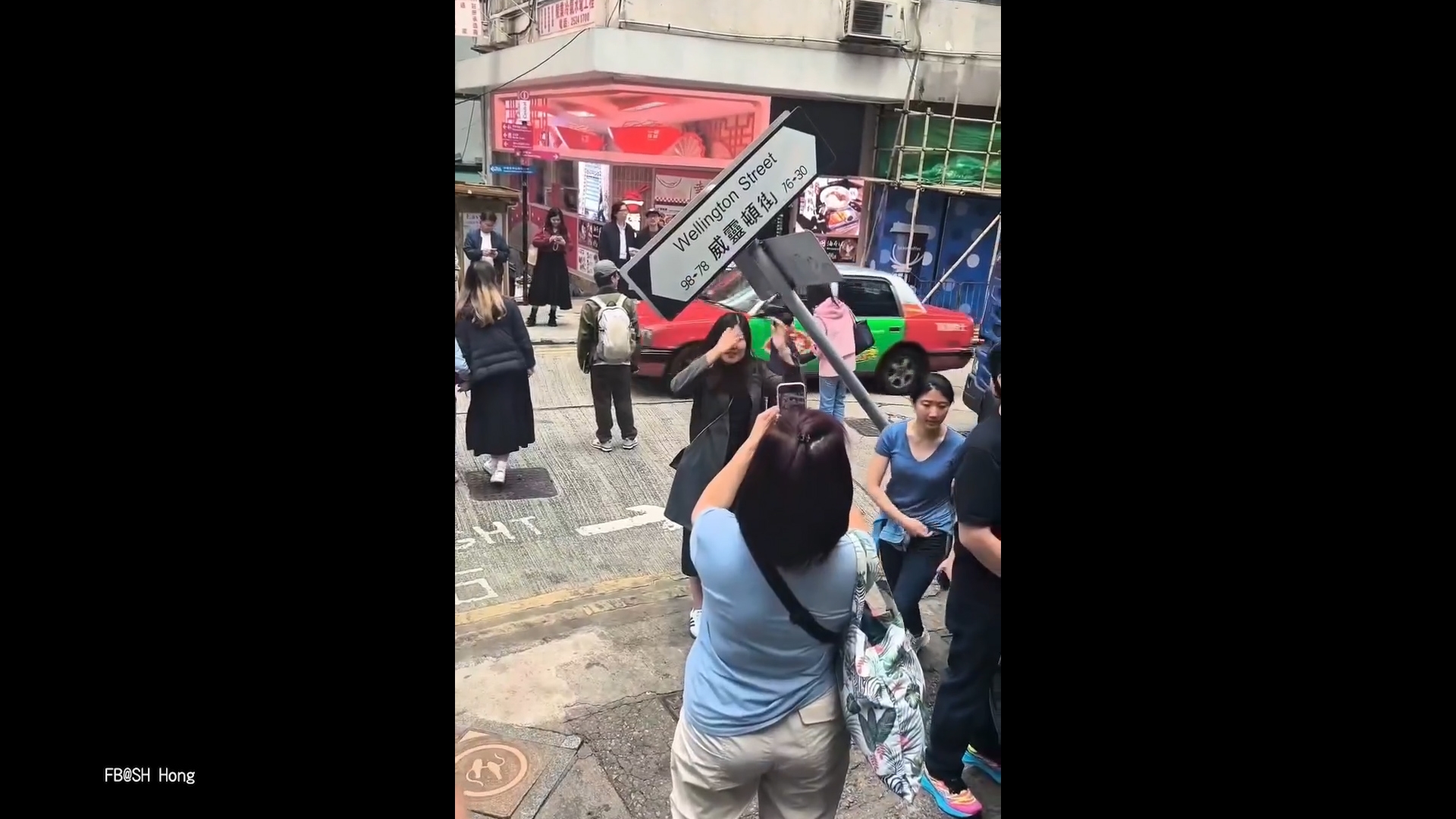 中環大車入窄路撞歪路牌惹街坊拍照　網民嘲變「全新打卡景點」