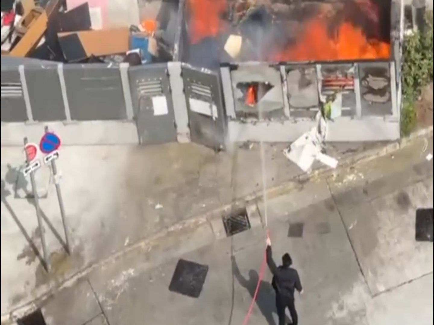 皇后山邨垃圾站起火保安勇敢救火