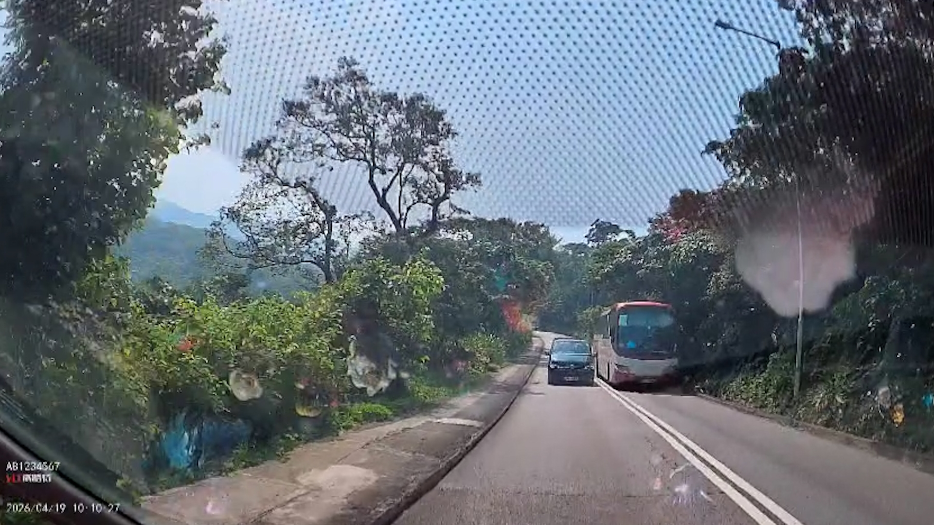 東張西望報料｜危險司機處處有！觀眾車Cam直擊逆線行駛：差啲撞埋去命都無 （觀眾陳先生提供影片截圖）