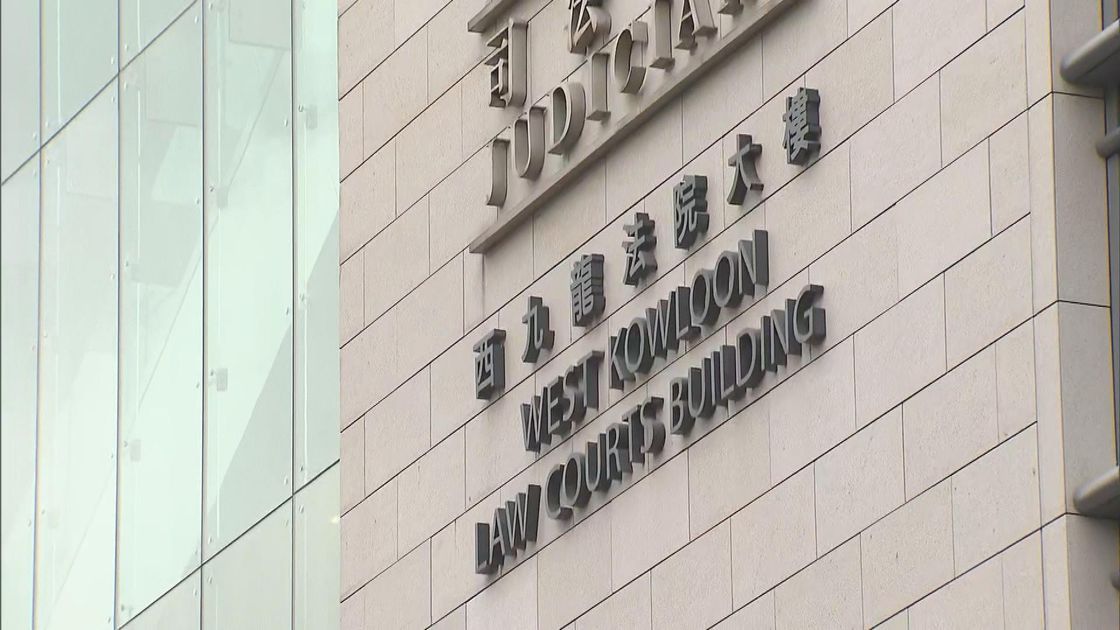 案件周四（4月24日）上午於西九龍裁判法院首次提堂，兩人被控「使用虛假文書」罪。