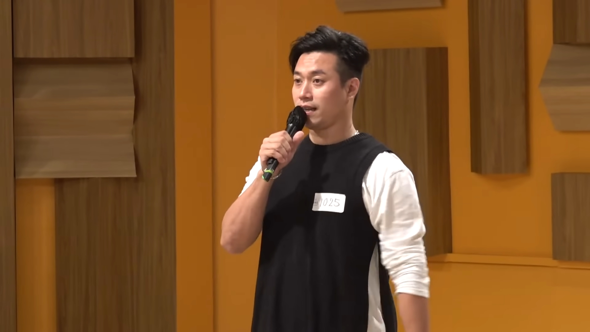 40歲嘅馮志豪係一名商人，獲得太太全力支持參加比賽。