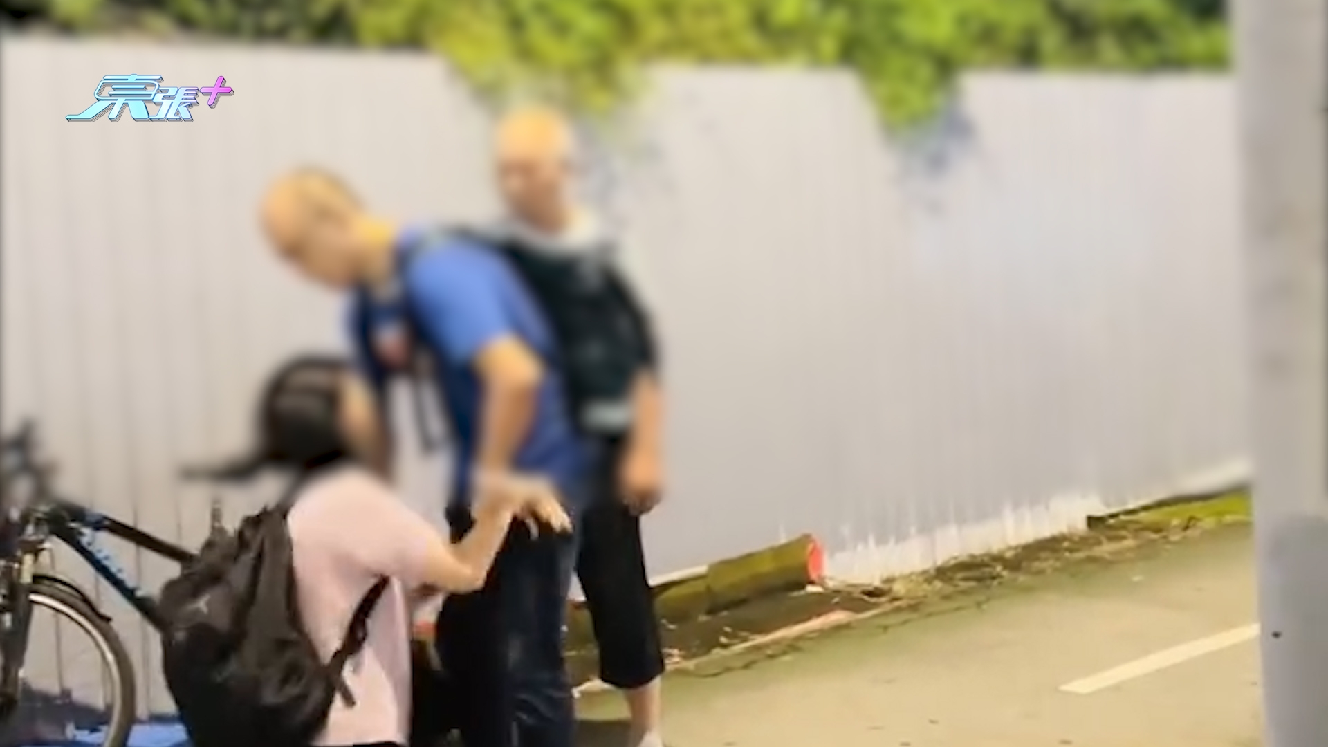 港母親當街跪地哀求兒子停止爭吵　被趕仍死纏獲網民大讚