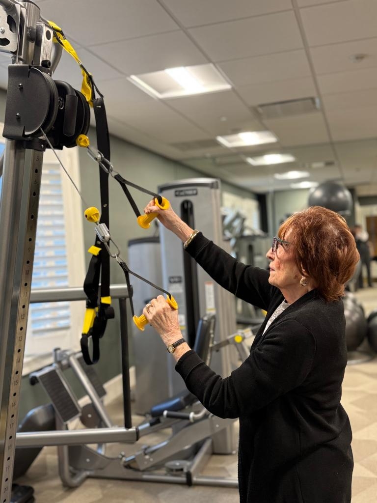 雪莉·戈德曼正在使用纜繩訓練器。