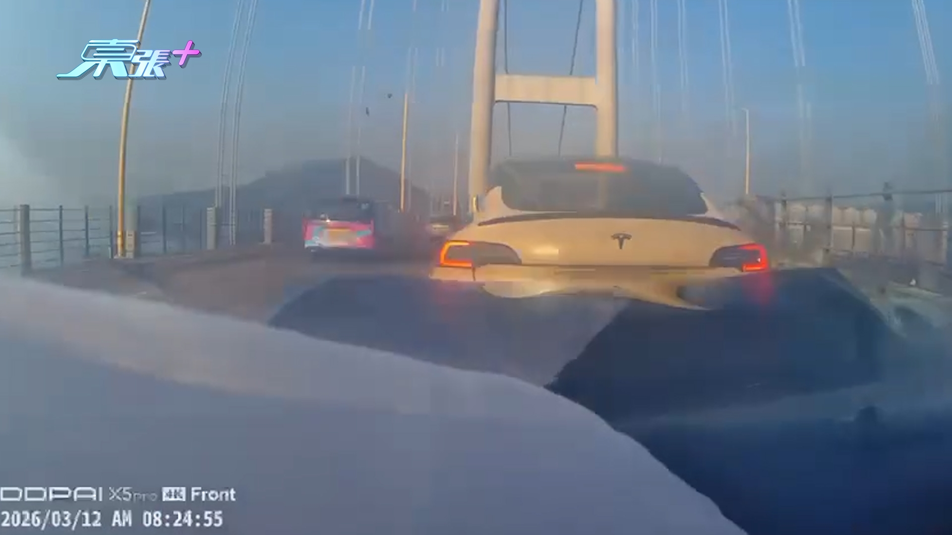 車Cam直擊｜青馬大橋10車串燒事發一刻曝光！白色Tesla遭後車直撞