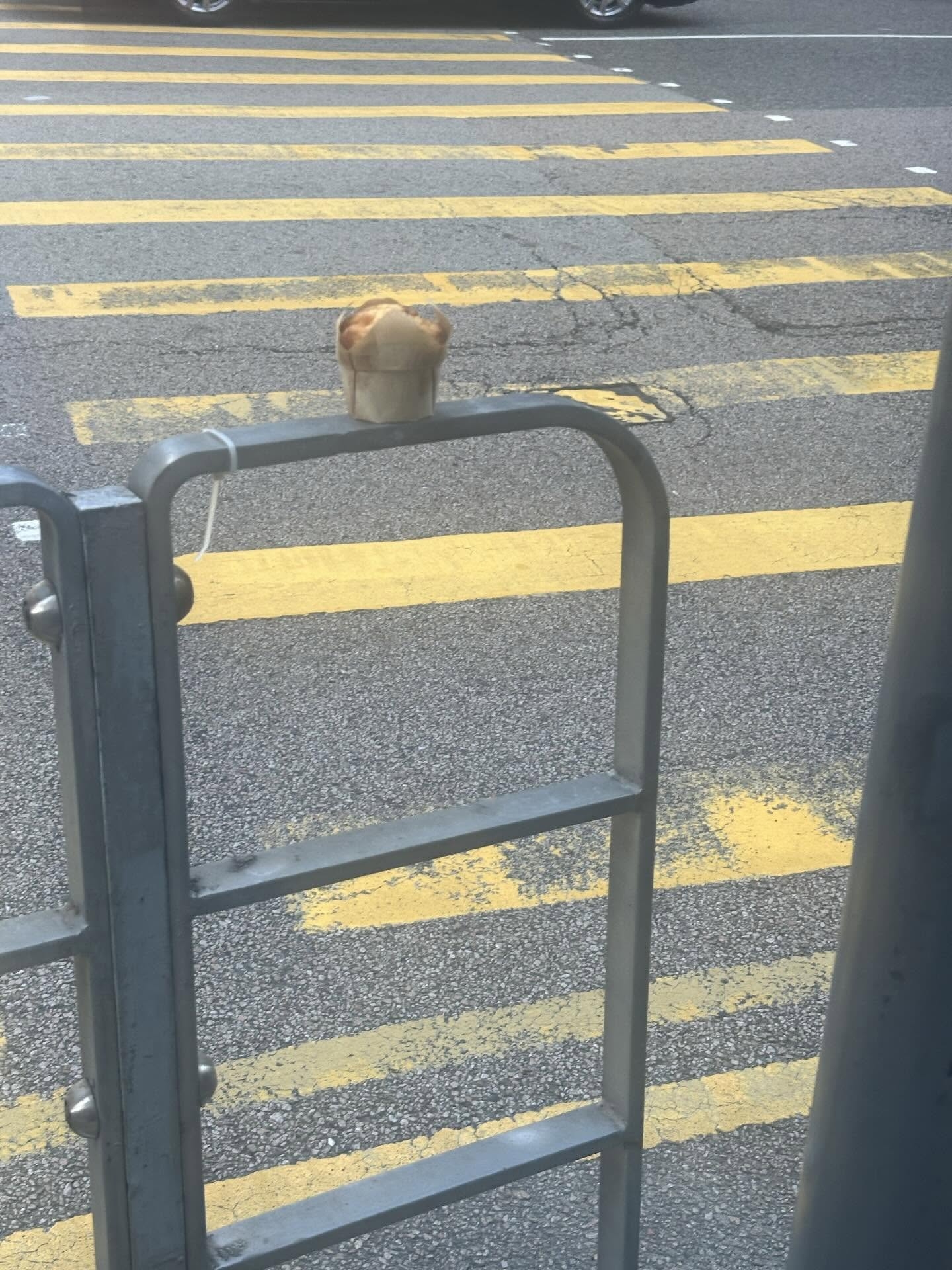 另有網民分享自己在街上欄杆見到食物的經歷，指「最近我都喺銅鑼灣見到類似既畫面」，並附上相片，顯示一個蛋糕被放在欄杆上。（Threads圖片／ellensosym）