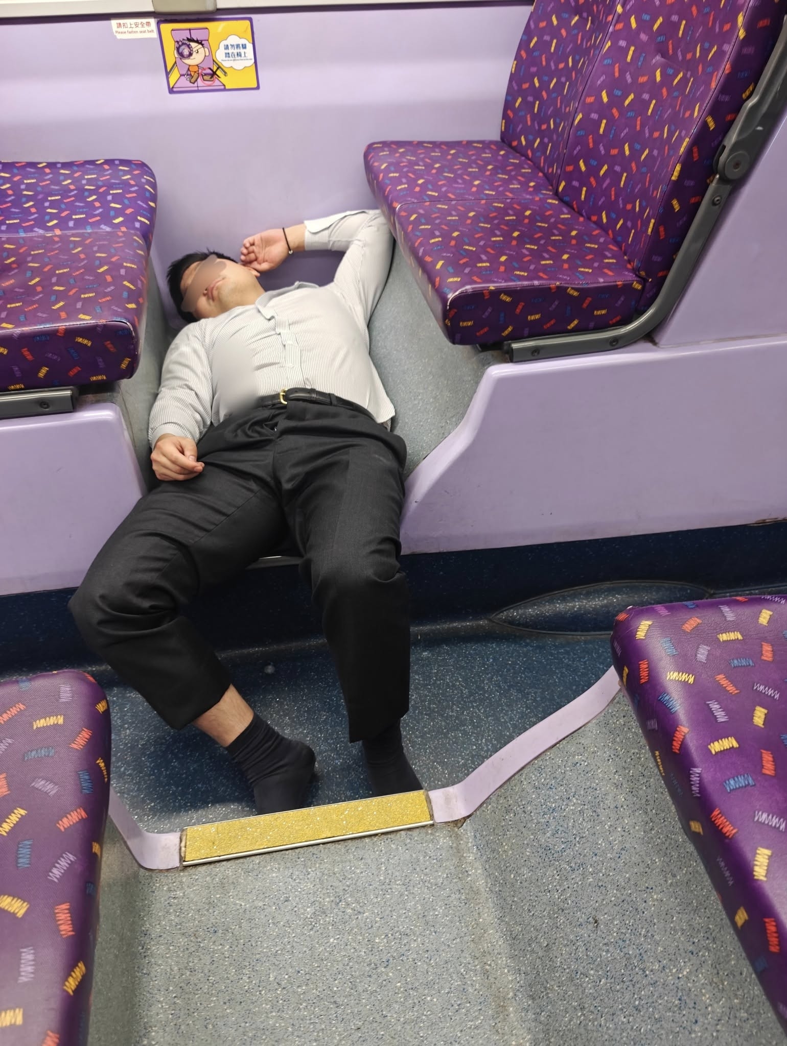 城巴醉客「高難度睡姿」橫跨座位惹網民熱議，後續司機現身處理。(FB@Lau Toby)