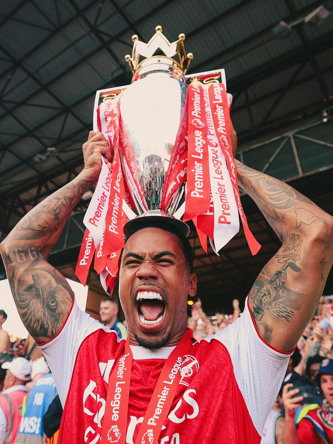 頒獎後，阿仙奴球員們紛紛與獎盃合照。（Facebook圖片／Arsenal）