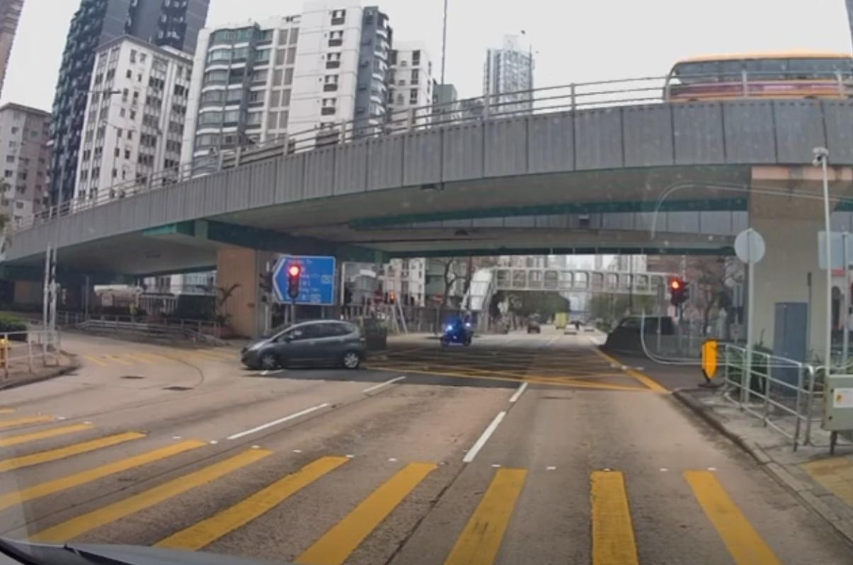 車Cam直擊｜瘋狂司機疑停牌期駕駛　逆線橫跨太子道西　棄車狂奔400米企跳終被捕