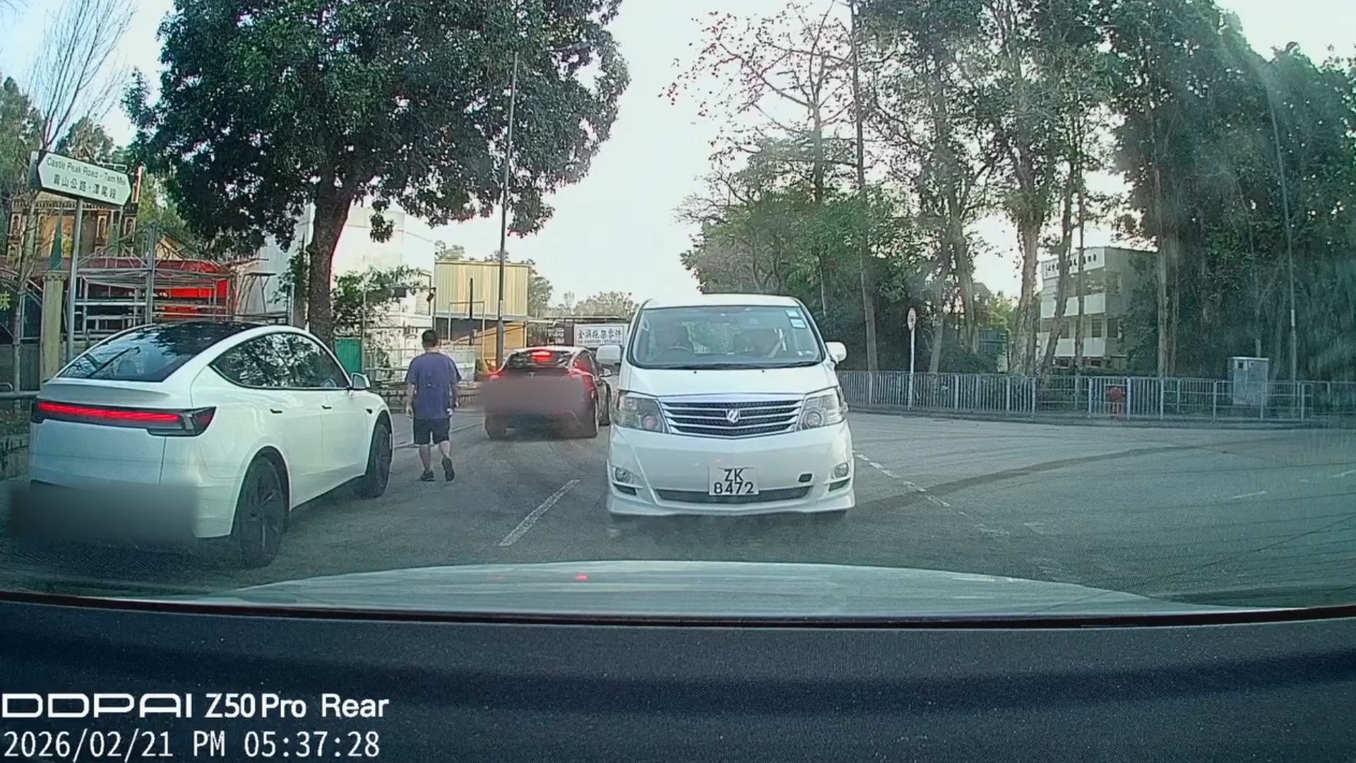 車Cam直擊｜Tesla T車「相煎何太急」　疑爭位變撞車引討論：到底邊個錯