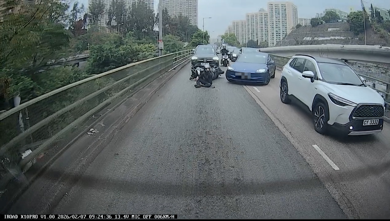 鐵騎士隨即坐直身子，拉開頭盔，坐在地上待援，相信傷勢並不嚴重。（Facebook影片截圖／車cam L（香港群組）／KM Pang）