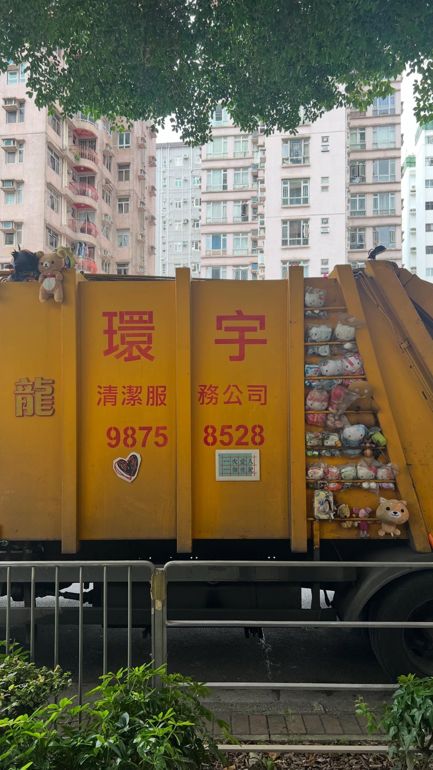 垃圾車掛滿「棄養公仔」充滿童真，司機暖心分享生活日常網民大呼感動。